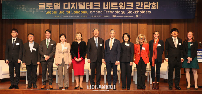 급속 진화 중인 디지털 기술…민주주의...